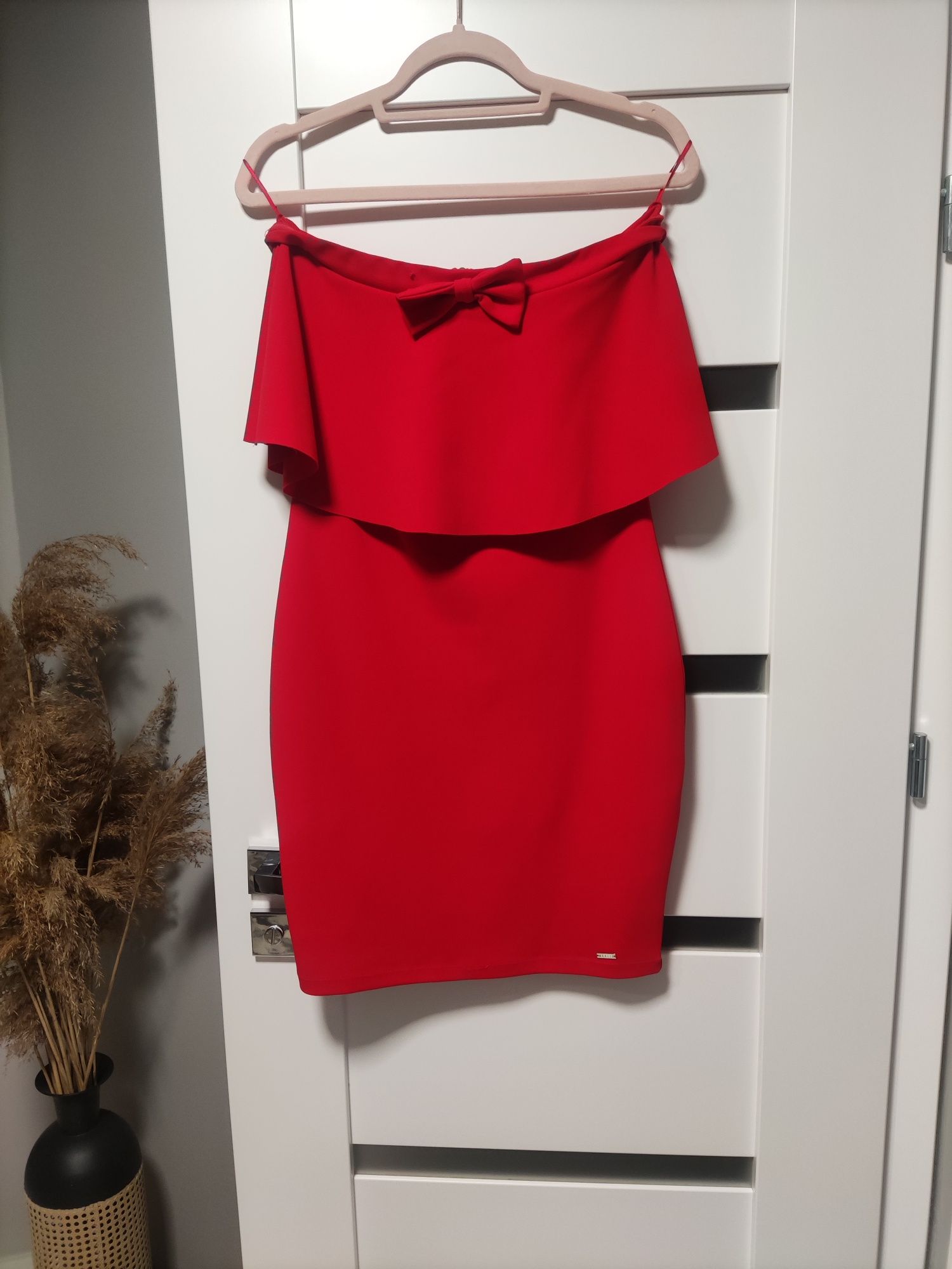 Dopasowana czerwona sukienka