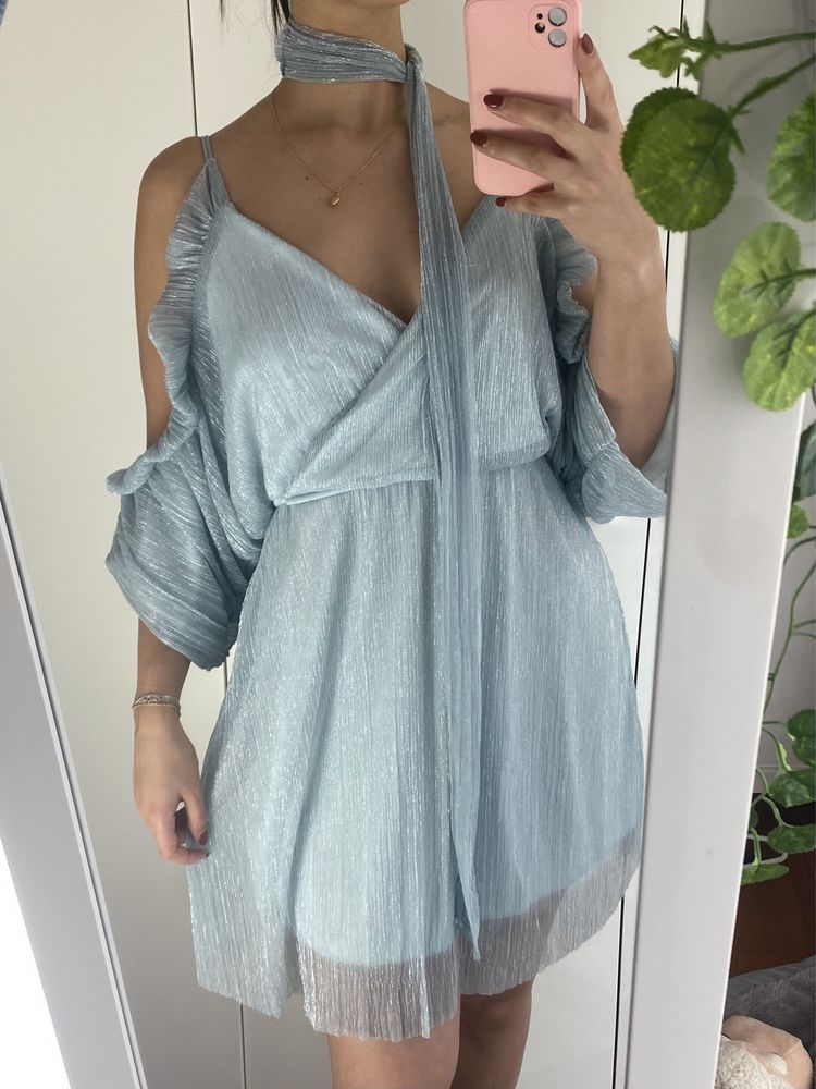 Vestido azul celeste e prateado com manga aberta