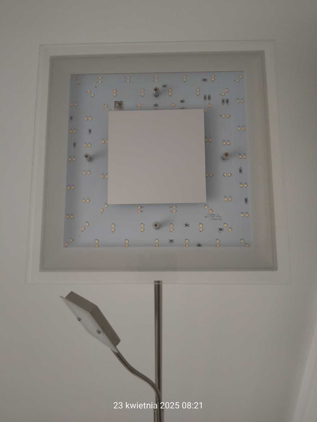 Lampa stojąca LED sterowana pilotem