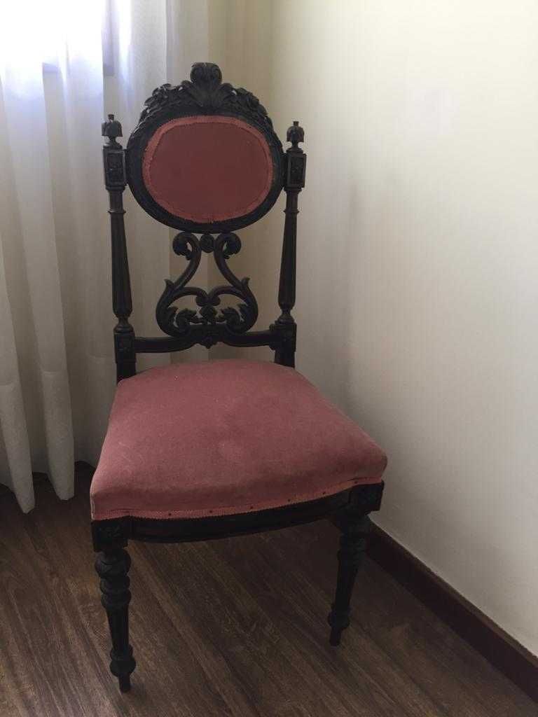 Cadeira de madeira estofada - muito antiga