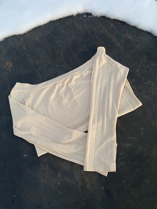 Топ з спущеними плечима в рубчик