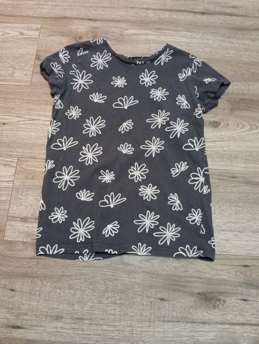 Czarny T-shirt w białe kwiaty rozmiar 158/164 z pepco