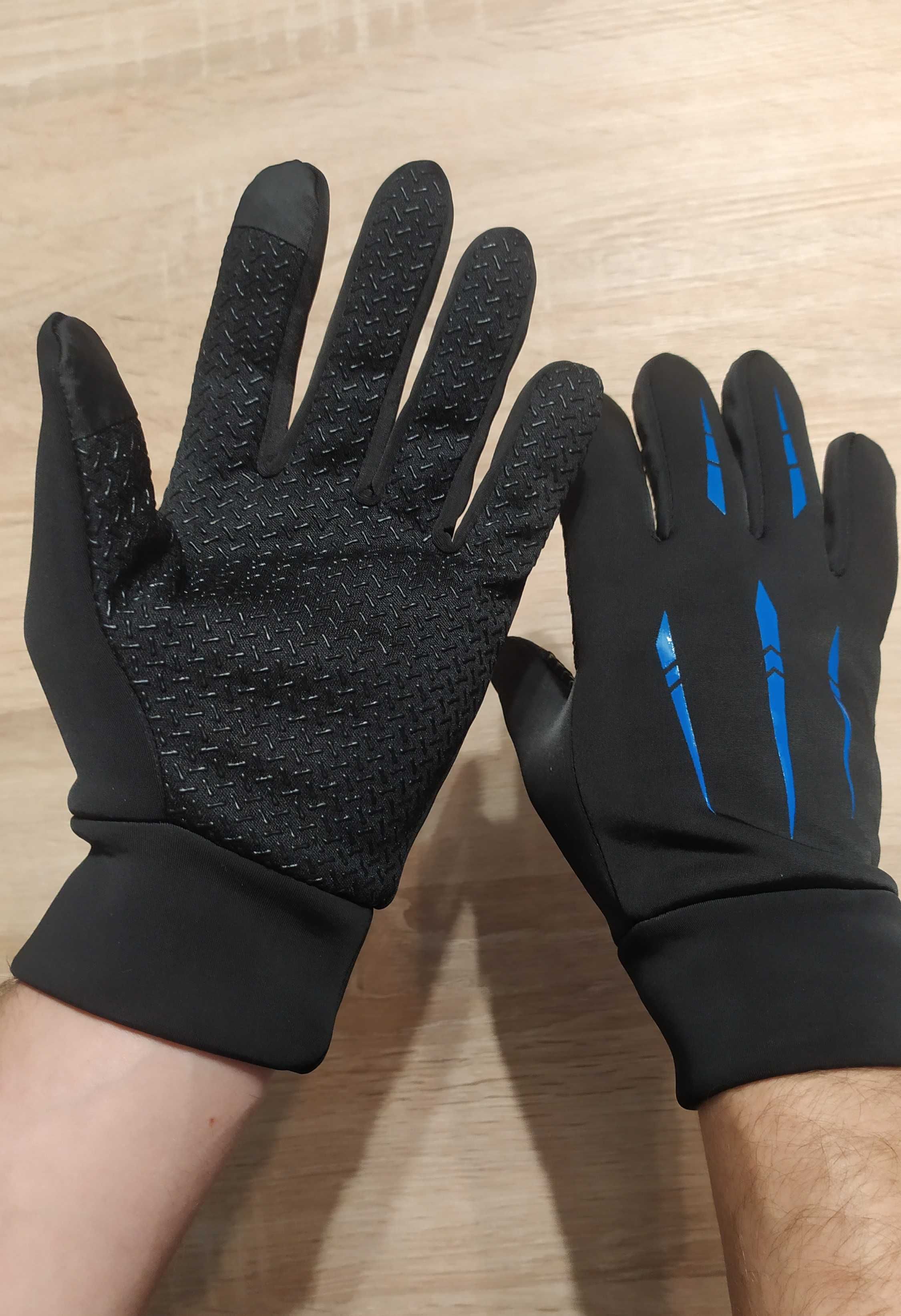 Rękawice wodoodporne z niebieskimi zdobieniami