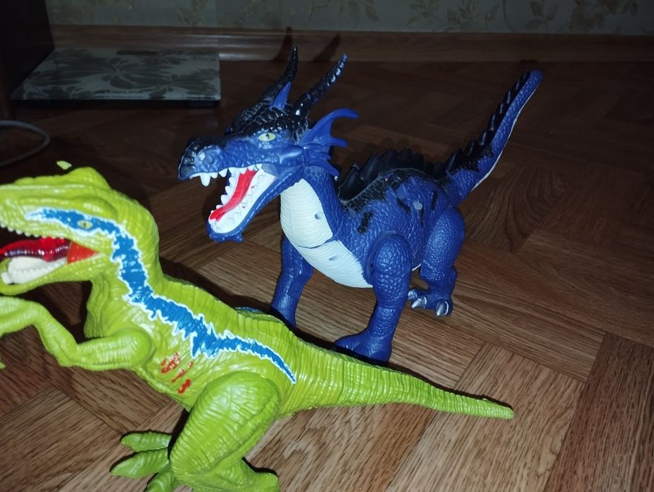 дуже гарні різні динозаври