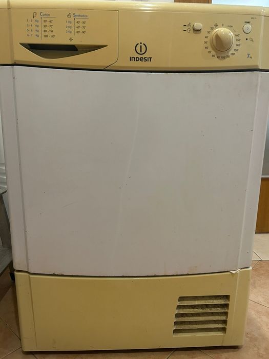 Máquina de secar roupa indesit