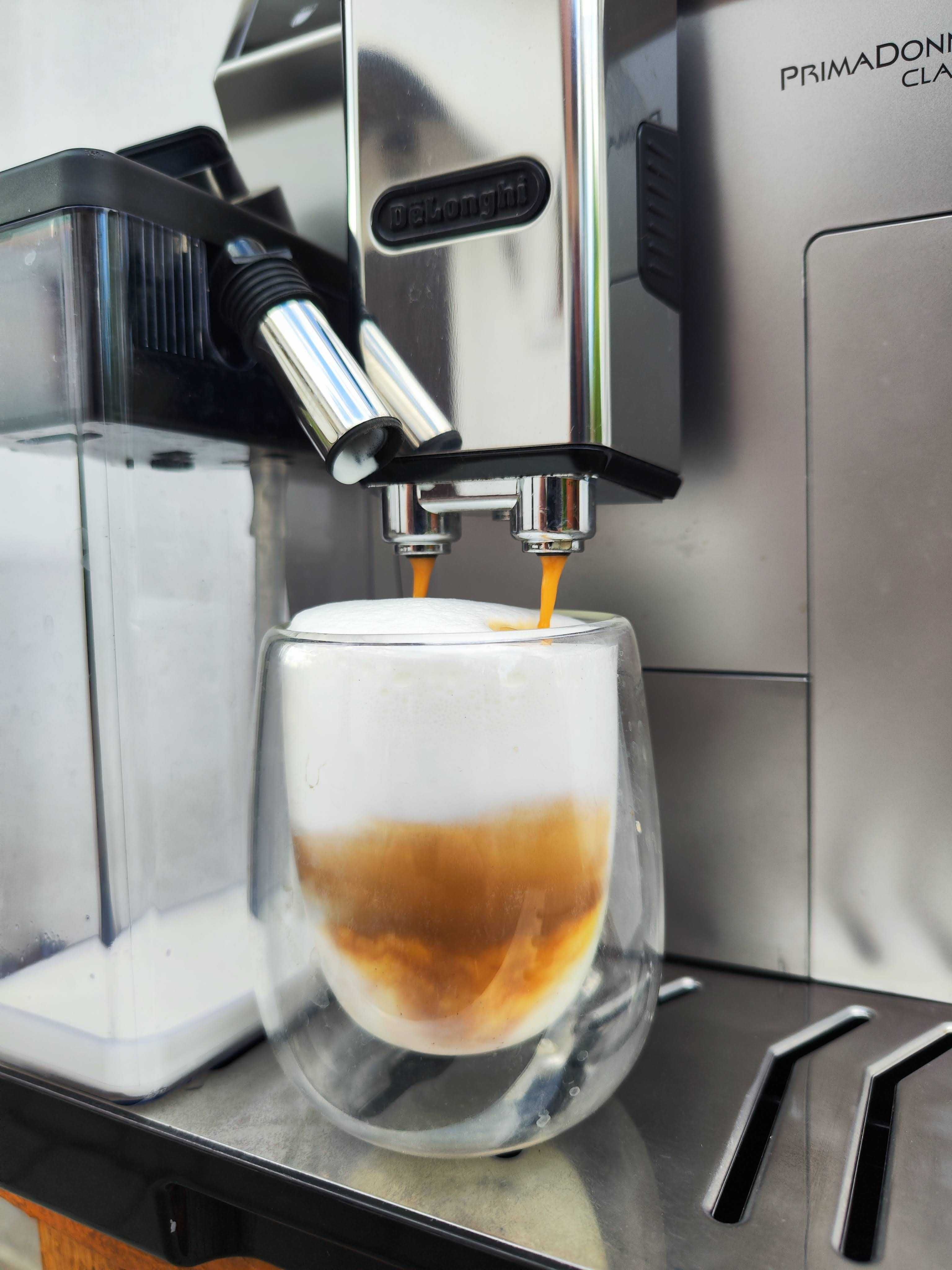 Кавомашина DeLonghi ECAM 556.55 PrimaDonna Class новий молочник