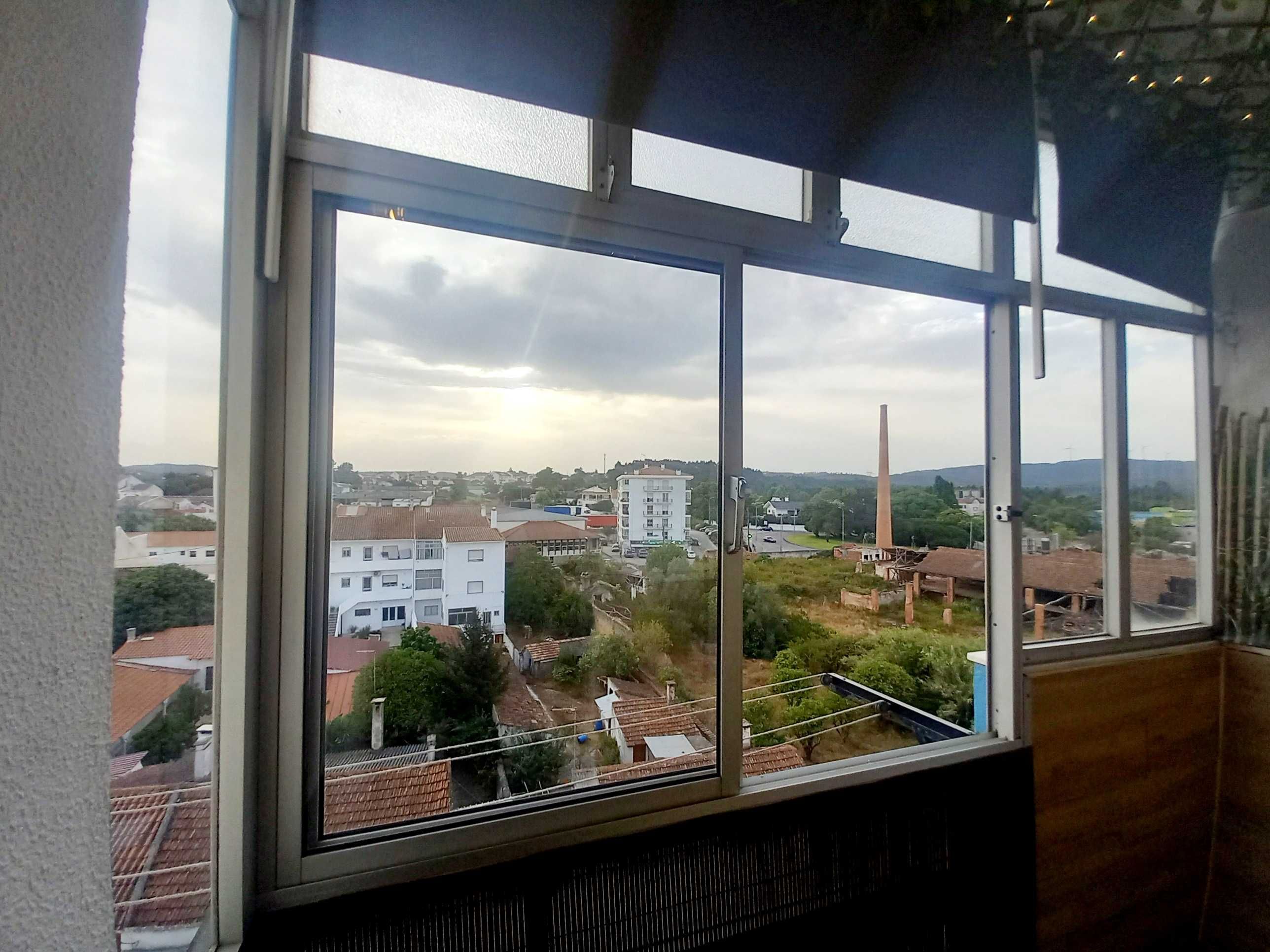 Vende-se apartamento T2 remodelado na Avenida Paulo VI. Rio Maior