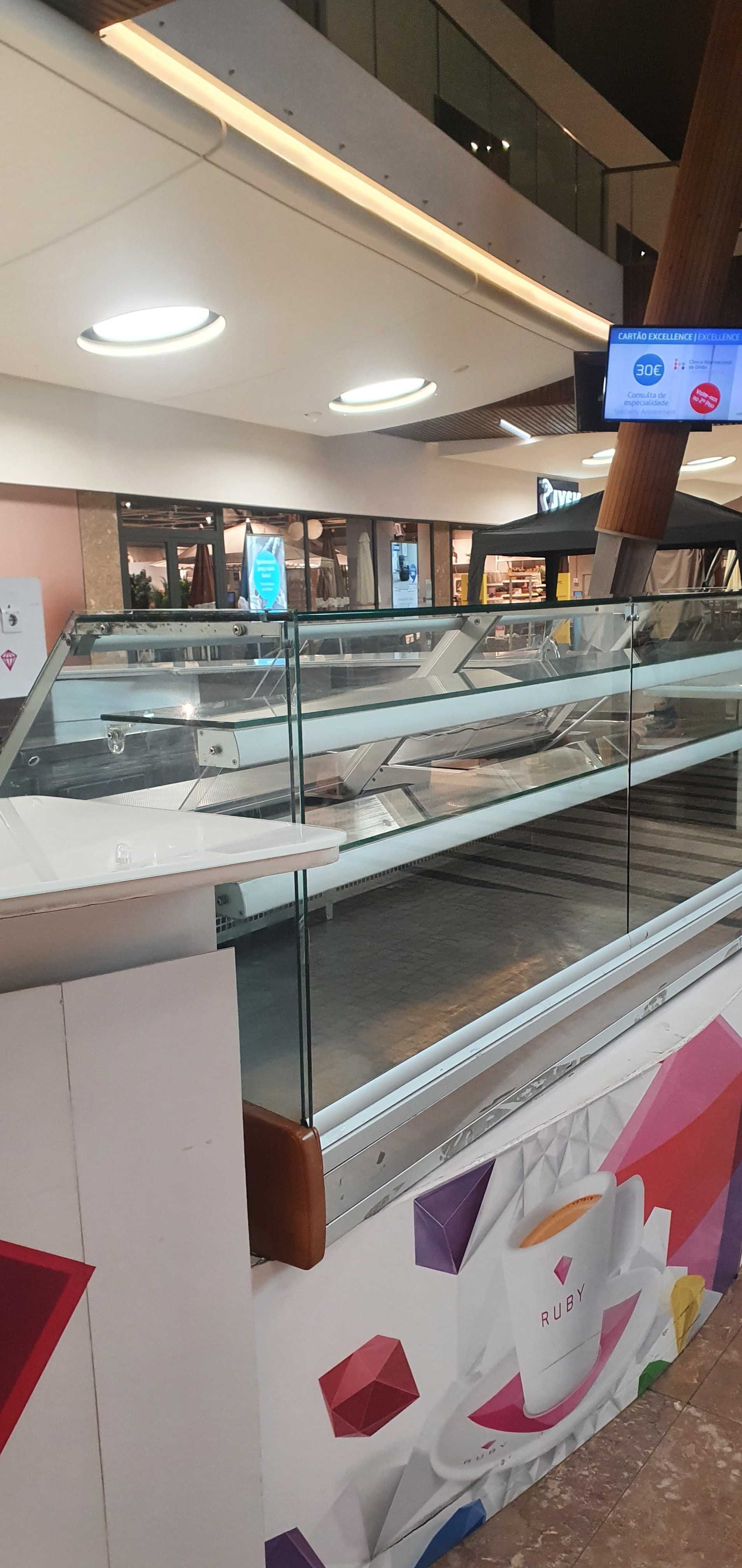 Vitrine em bom estado com reserva