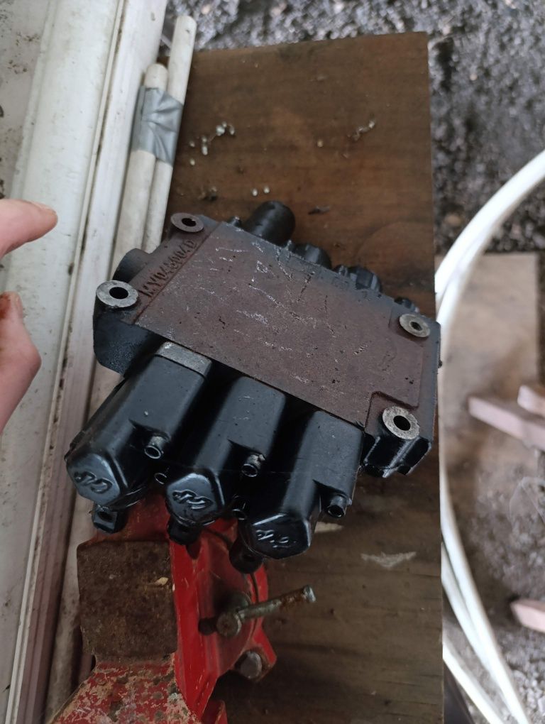 Rozdzielacz hydrauliczny  trzy sekcje tur Newholland