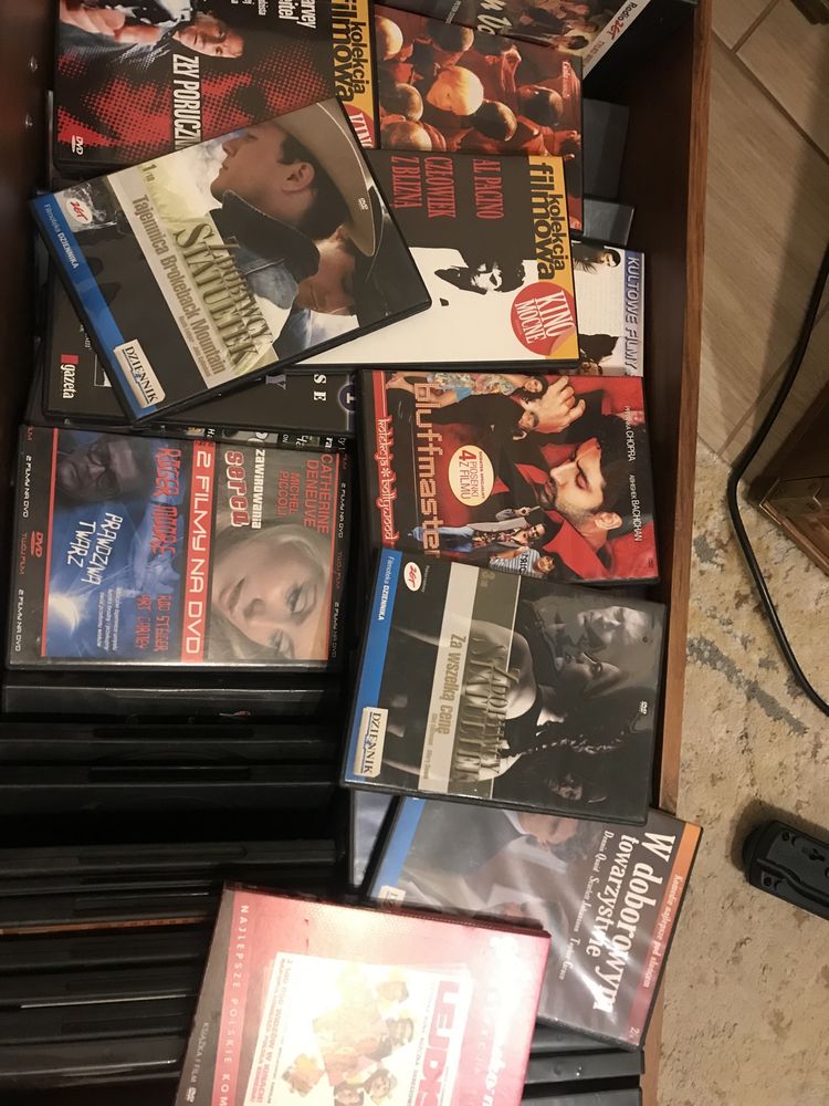 Filmy na DVD, ponad 100 tytułów