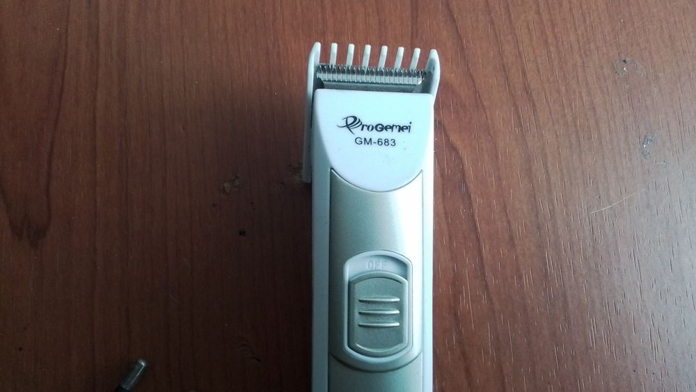 Триммер для стрижки бороды, усов бакенбардов ProGemei GM-683