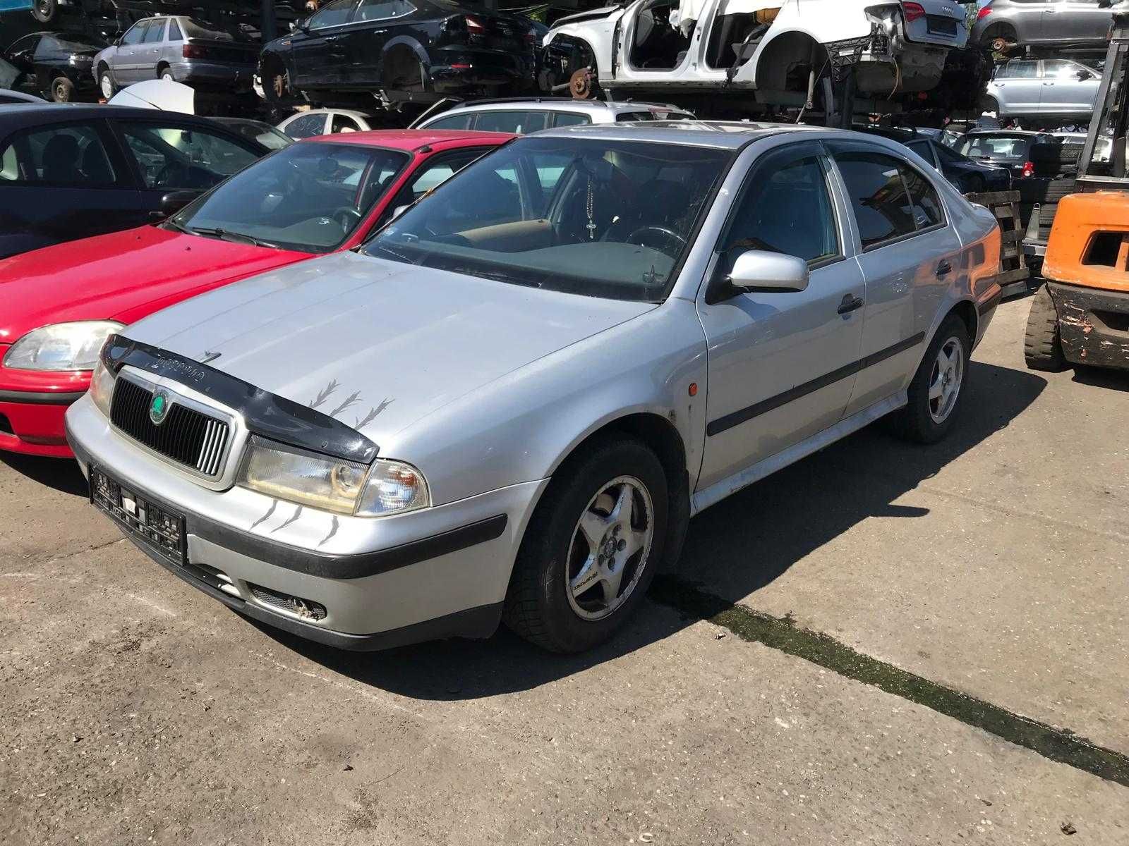 błotnik lewy przód   Skoda Octavia I