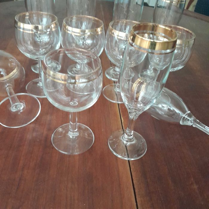 Conjunto de 12 copos com detalhes dourados