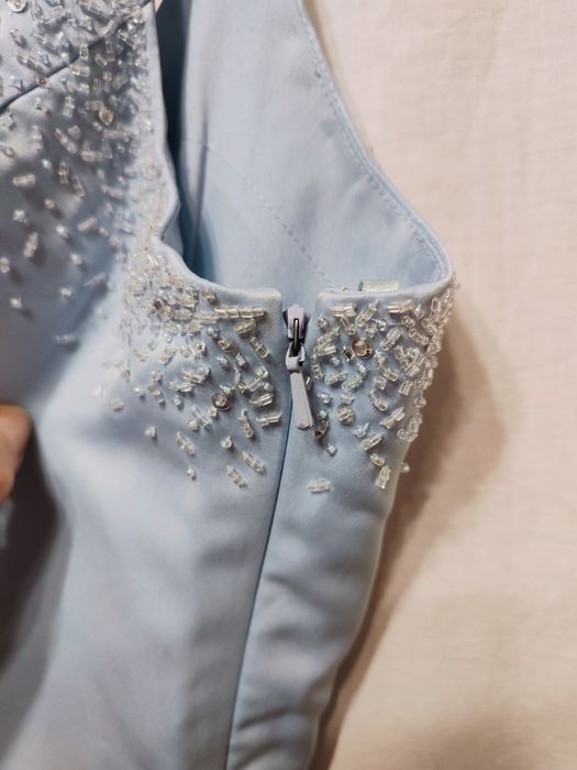 Błękitna suknia balowa weselna