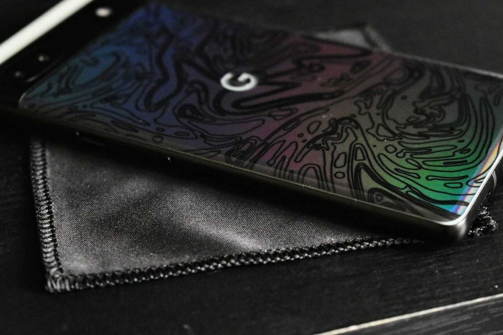 Skin Dbrand Obsidian Damascus para Pixel 6a