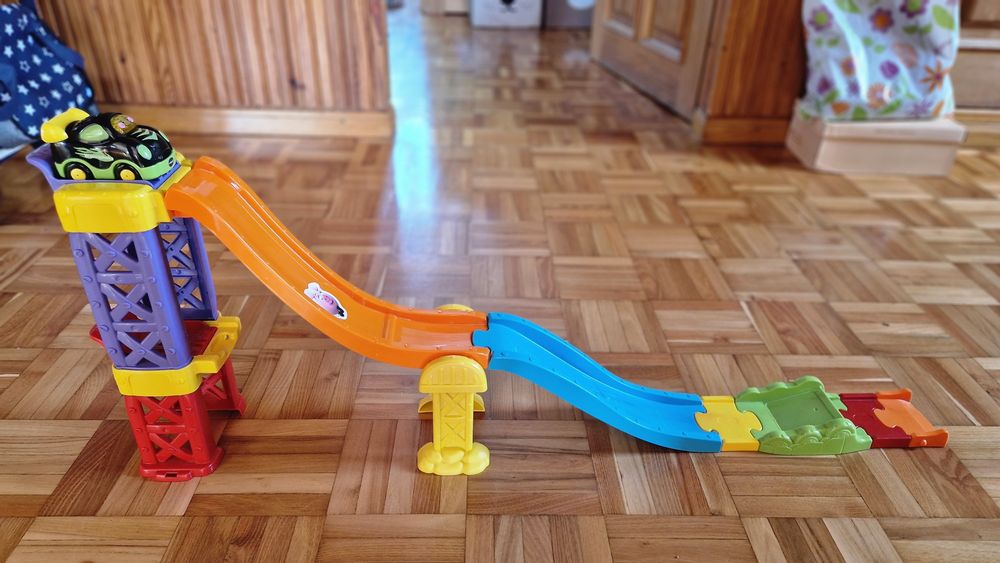 Wyścigówka tor zjeżdżalnia dla samochodów vtech autka tut tut