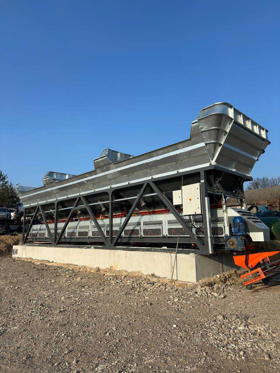 Bbunkier 60 m³ do wytwórni betonu z 3 przegrodami, ocynkowany