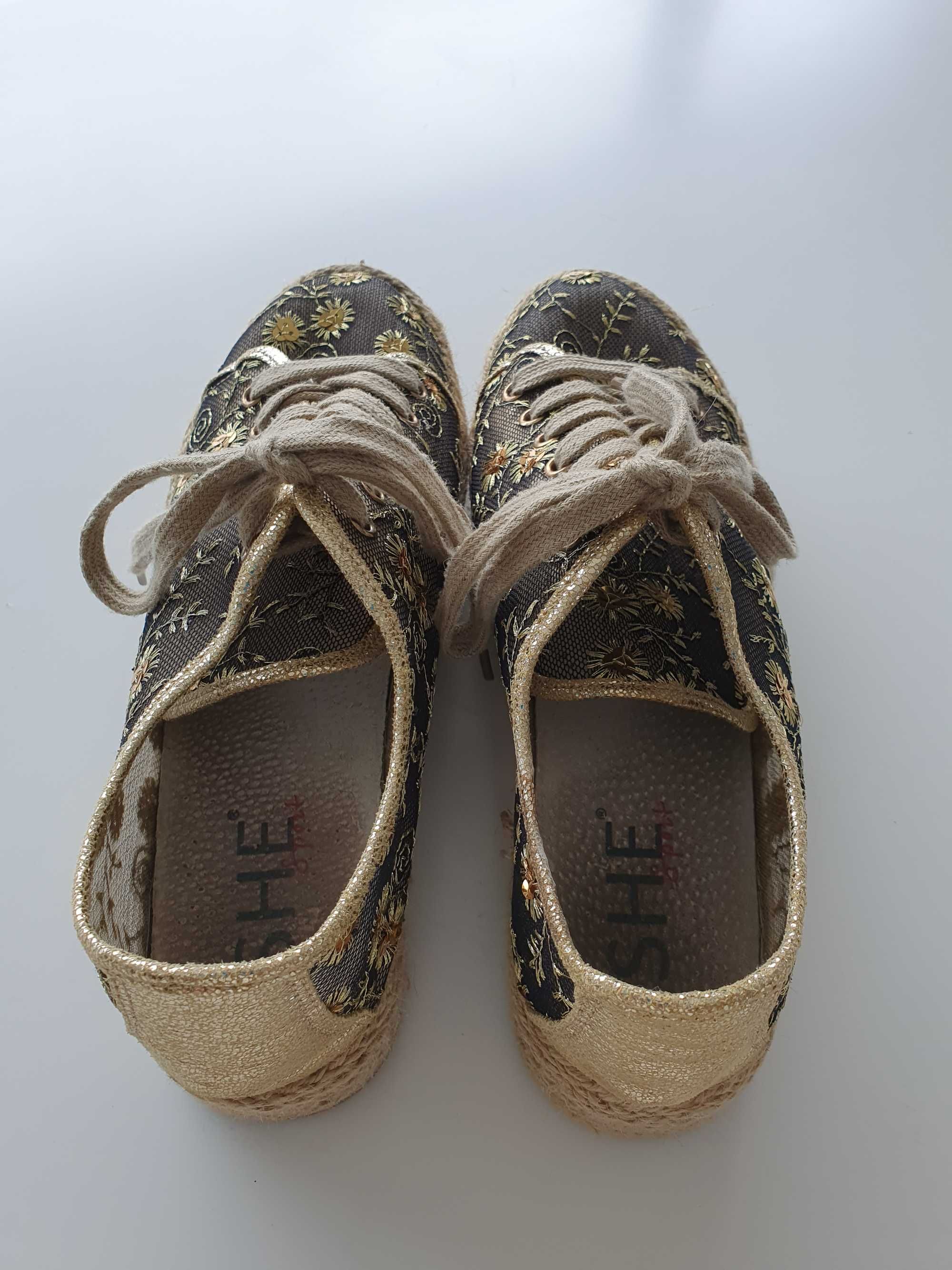 sapatos rendilhados e dourados