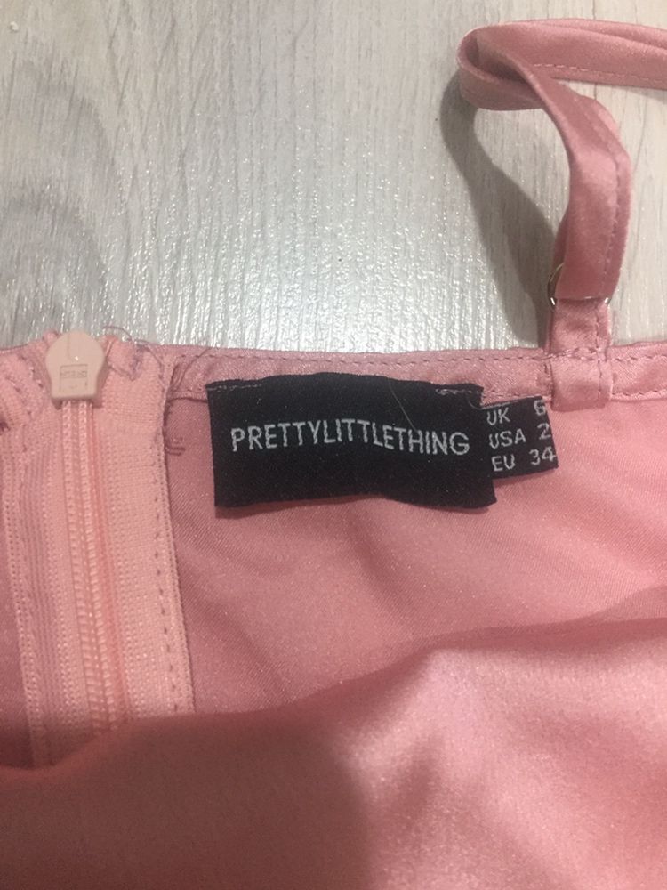 Платья с вырезом на талии Prettylittlething