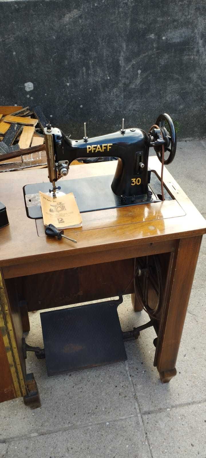 Máquina de costura PFAFF 30 com móvel original