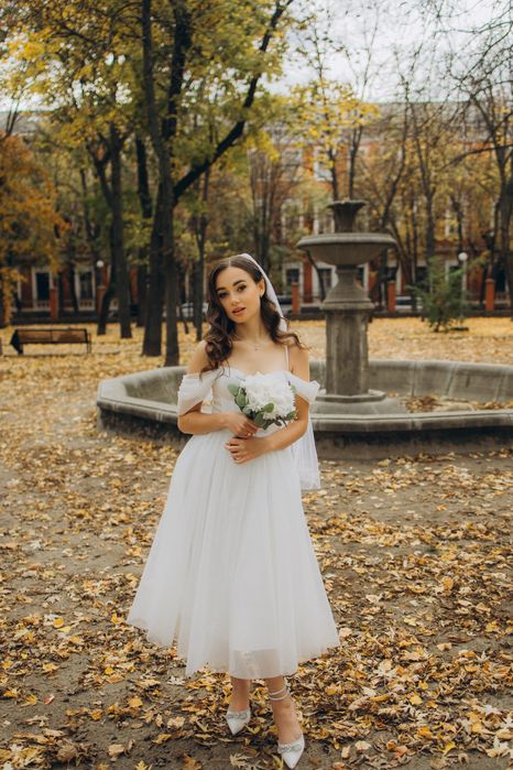 Біла корсетна сукня