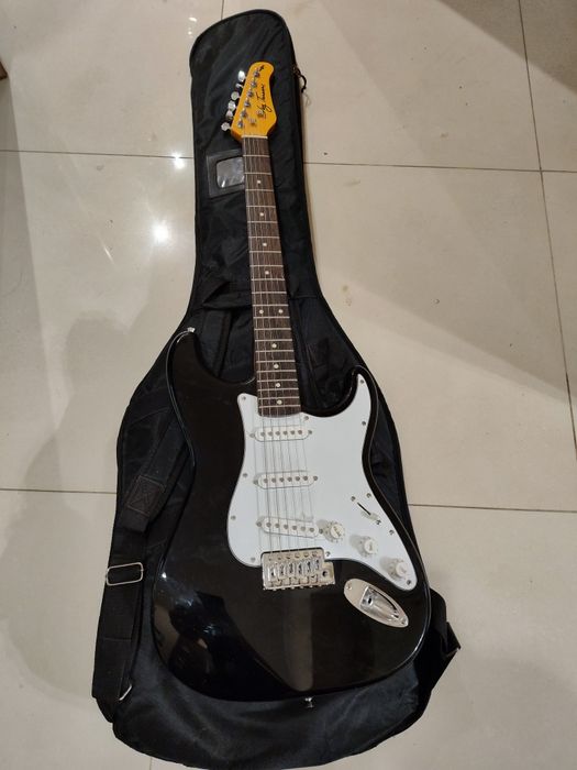 Gitara elektryczna + wzmacniacz mustang + niezbędne okablowanie
