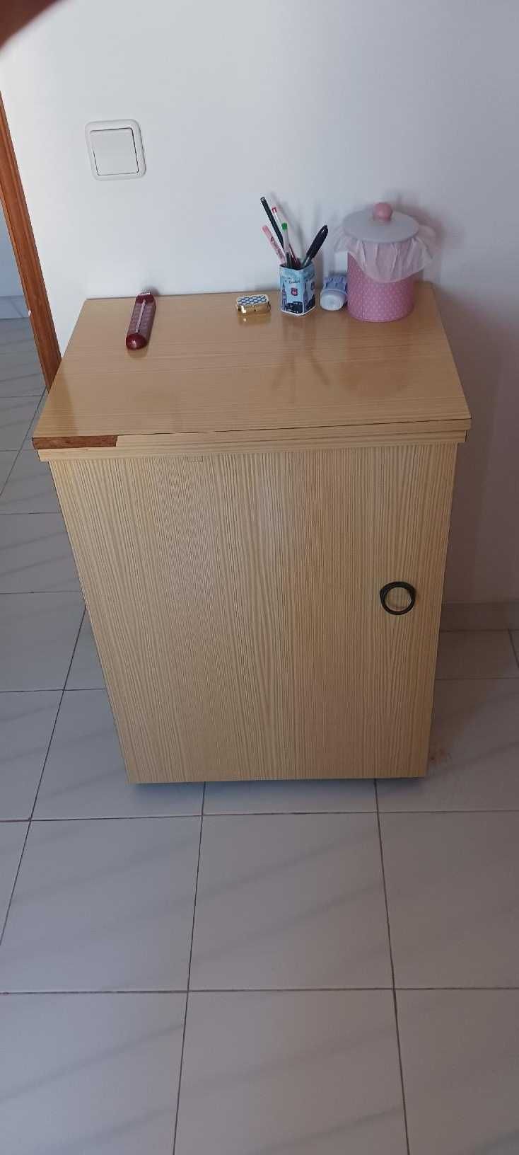 Máquina de costura Melior antiga com móvel