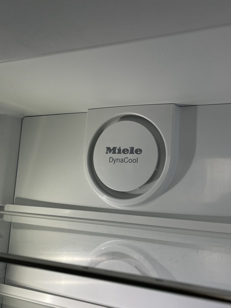 Вбудований Холодильник Miele KFN 37282 BioFresh NoFrost Вмонтований