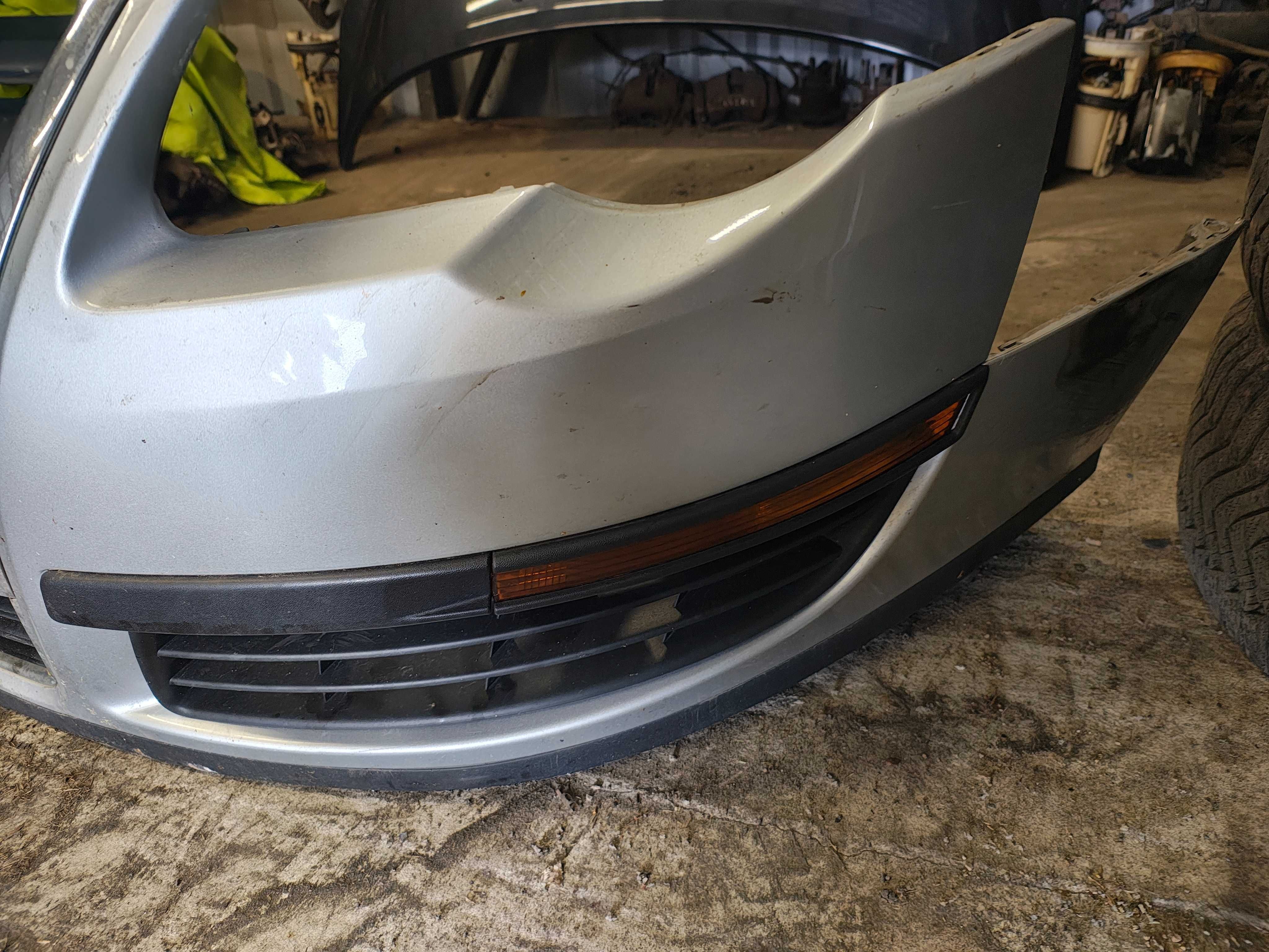 Volkswagen Passat B6 zderzak przedni LA7W