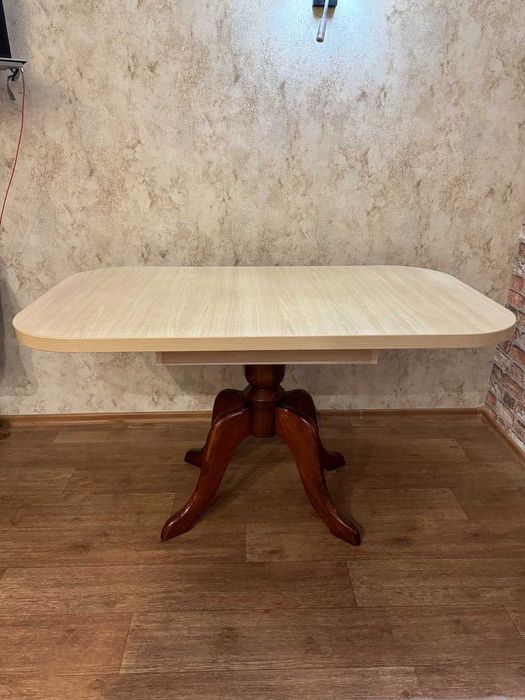 Кухонний гарнітур : стіл  і 3 табурети