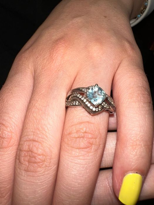 Anel de prata 925, tamanho 7, com uma pedra azul-clara