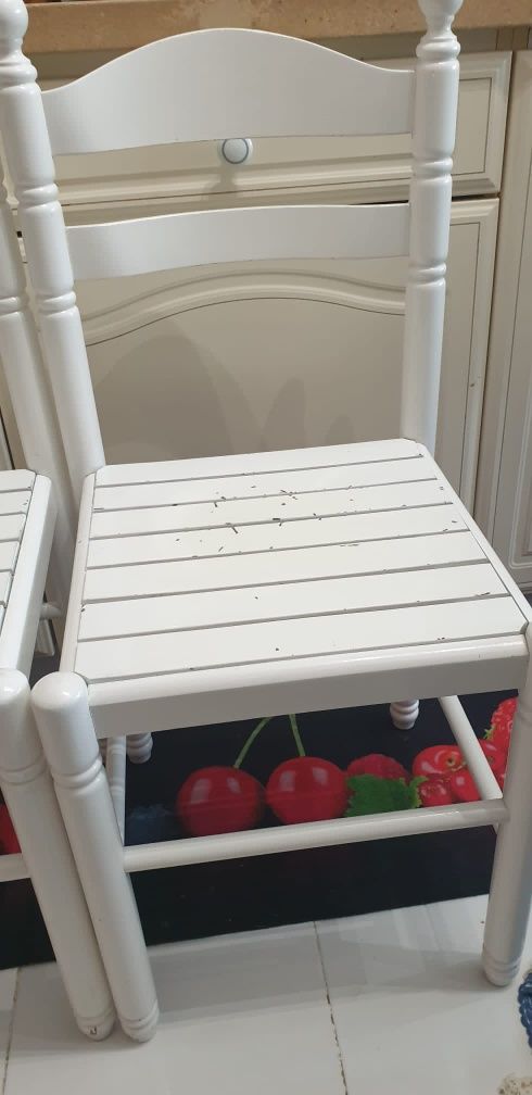 Mesa branca lacada com 2 cadeiras
