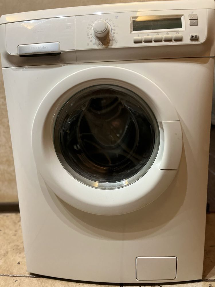 Продаю пральну пашину Electrolux( оригінал)