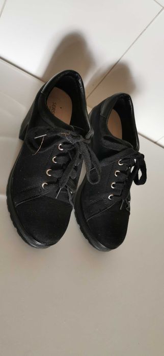 Sapatilhas pretas muito confortáveis