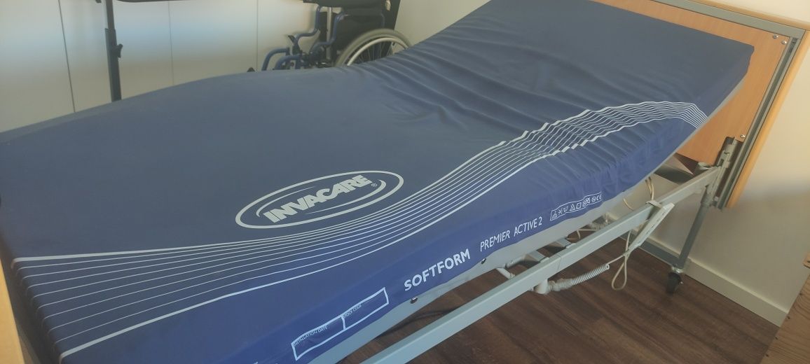 Cama articulada Invacare e colchão anti-escaras com compressor