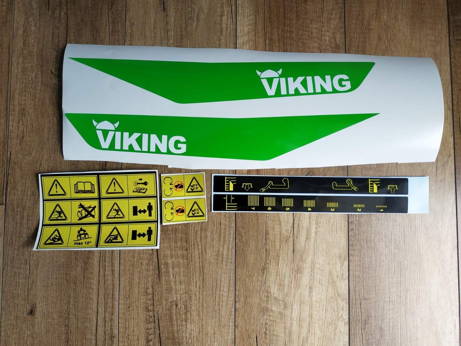 Zestaw naklejek kosiarka traktorek Viking.