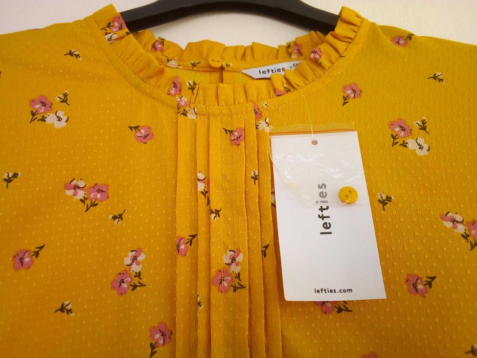 Blusa amarela torrado com flores - Lefties - Tamanho L - Nova!