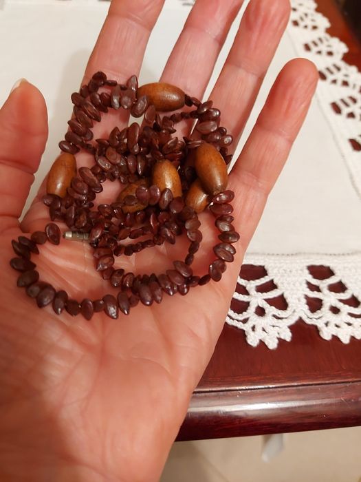 Colar Tribal efectuado com sementes e madeira muito leve.