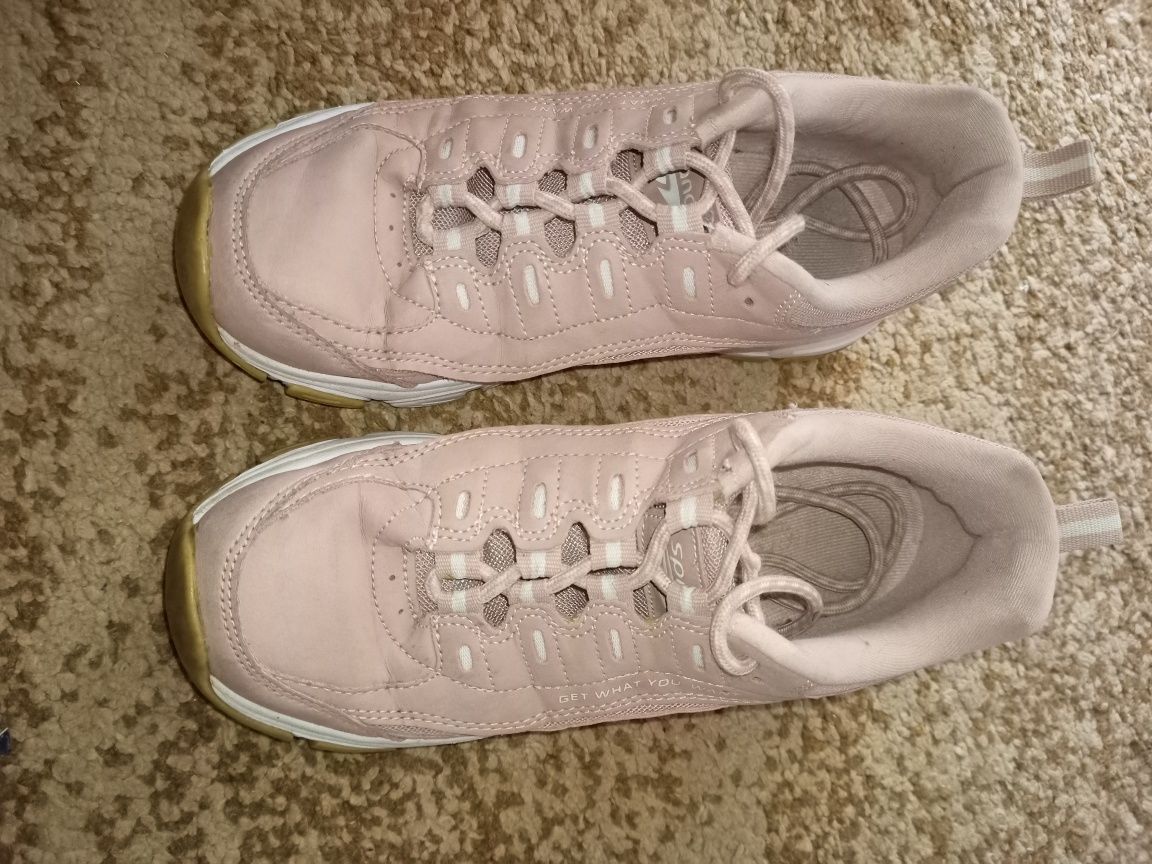 Buty sportowe, różowo - białe na podwyższeniu, dziewczęce