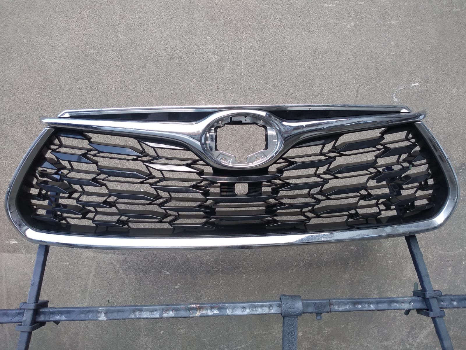 Grill Atrapa Chrom Toyota Highlander.