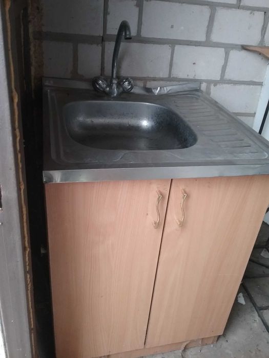 Кухонний столик з мойкою та зм!шувачем води