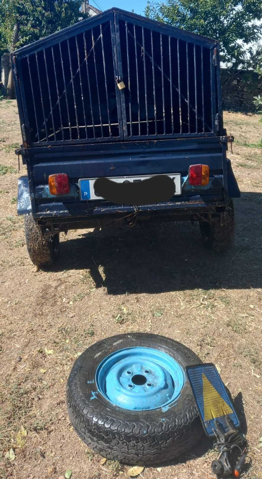 Atrelado Reboque metálico fechado  para transporte de carga