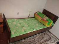 Кровать деревянная с матрацами
