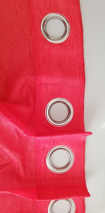 1 cortinado de argolas em vermelho