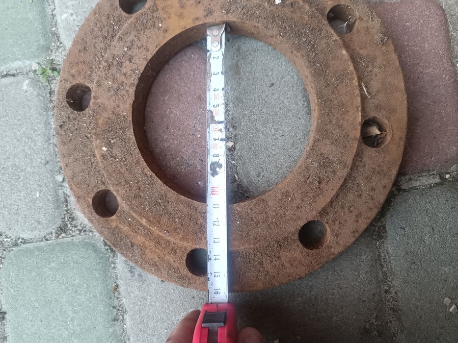 Продам новые фланцы.