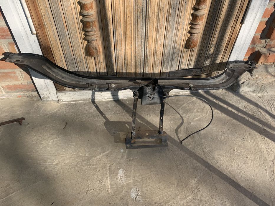 Передняя панель замка  капота cherokee wj 3,1