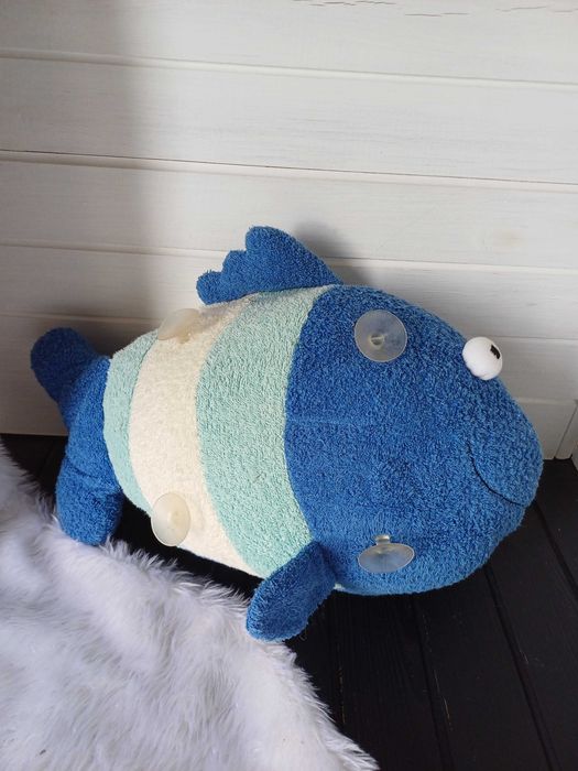 Подушка під голову з присосками у ванну у вигляді акули