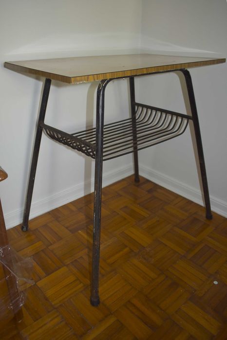 Mesa de madeira e metal com prateleira inferior