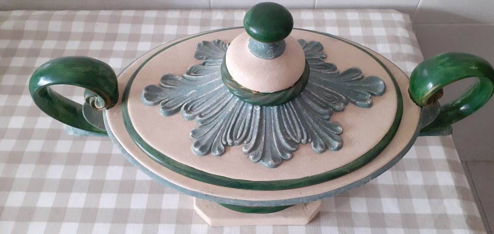 Terrina grande em faiança, para uso normal ou centro de mesa