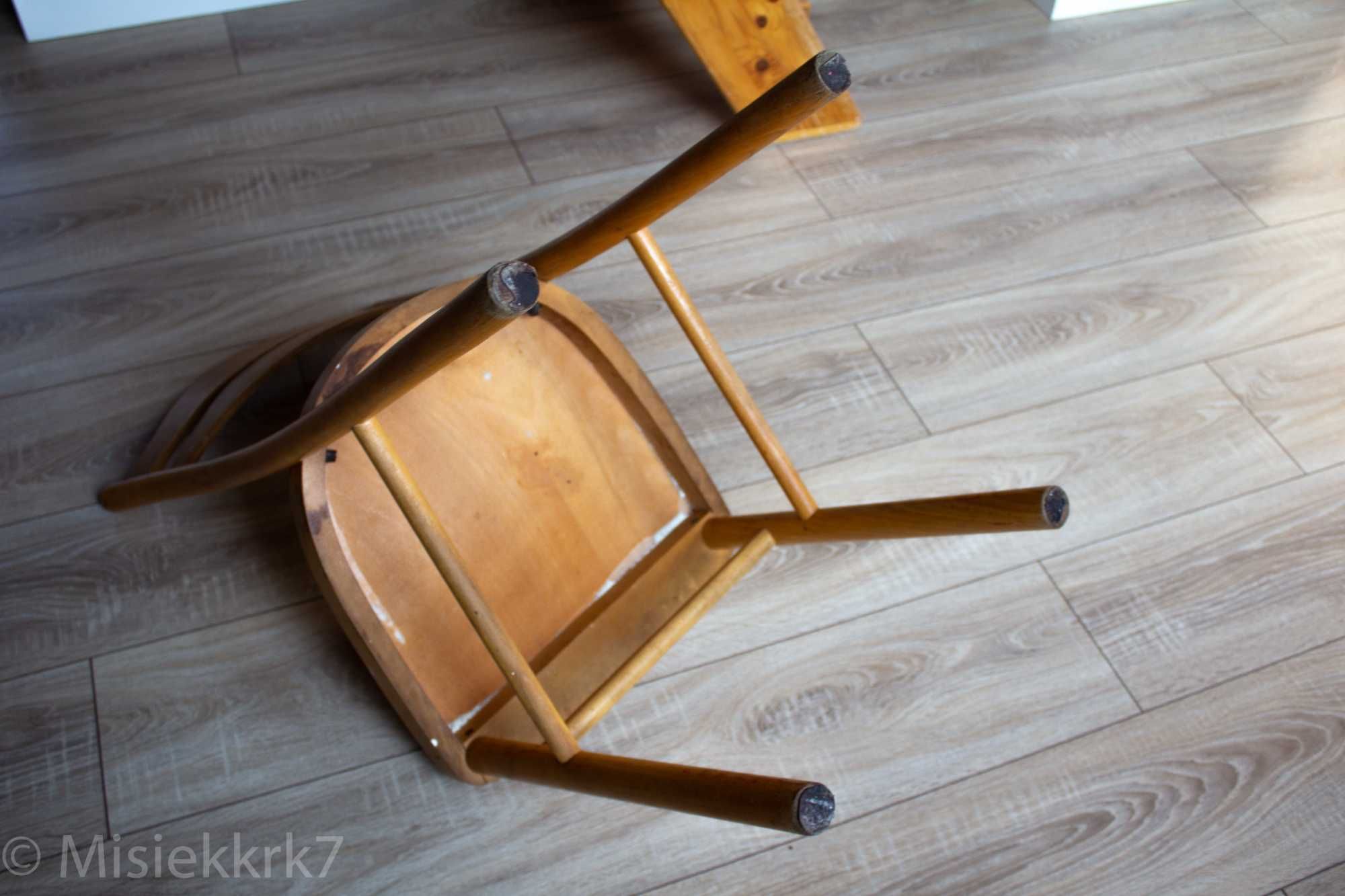 Krzesło rodem z PRL z drewna bukowego do renowacji